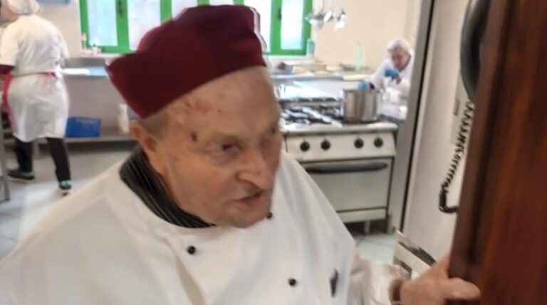 L’addio del vescovo Aiello ad Antonio, lo chef degli “ultimi” alla Mensa dei poveri