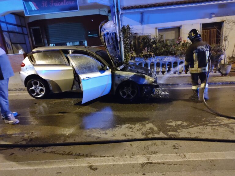Aggressione choc ad Ariano, pizzaiolo malmenato, poco dopo auto in fiamme