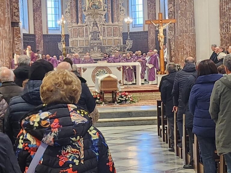 L’addio del vescovo Aiello a don Enzo:  dolore e gioia hanno confini incerti