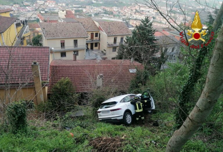 Momenti di paura per un padre e suo figlio minorenne: la loro auto finisce fuori strada