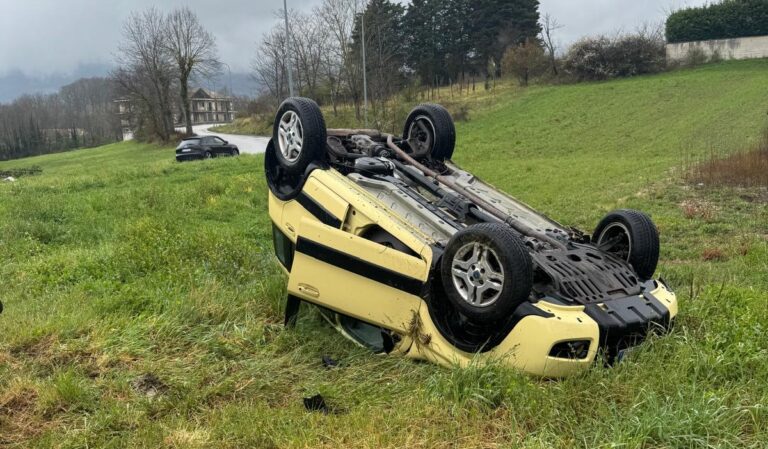 Incidente stradale a Lioni: ragazza si ribalta con l’auto