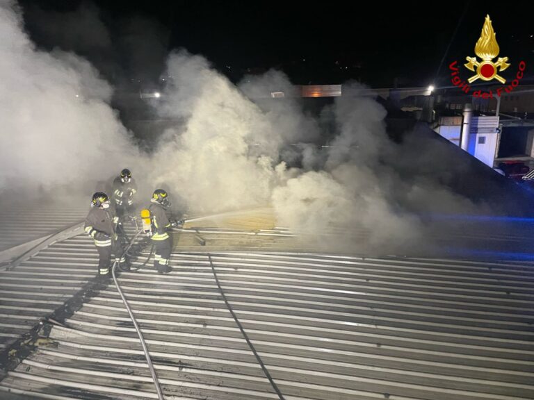 Incendio in una fabbrica di alluminio a Nusco: intervento dei Vigili del Fuoco e messa in sicurezza completata