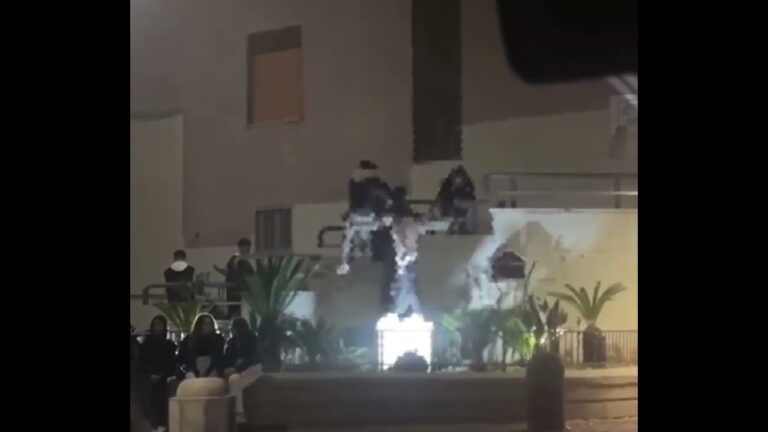 Baiano, gruppo di ragazzini profana la statua di Padre Pio