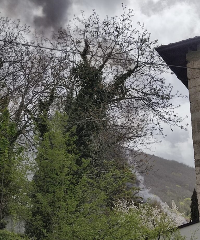 Incendio in una casa disabitata vicino la scuola: evacuati gli alunni