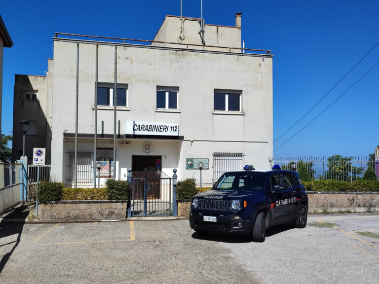 Veicoli fuori uso abbandonati su area pubblica:  i Carabinieri sanzionano 4 soggetti