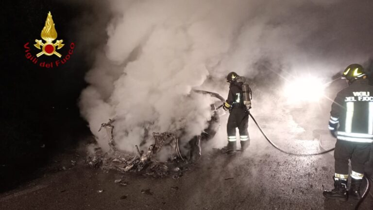 Paura nella notte a Montoro: auto prende fuoco in marcia, salvo il conducente