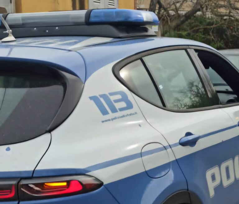 Auto rubata mentre il proprietario prende caffè al bar: resta in carcere 45enne