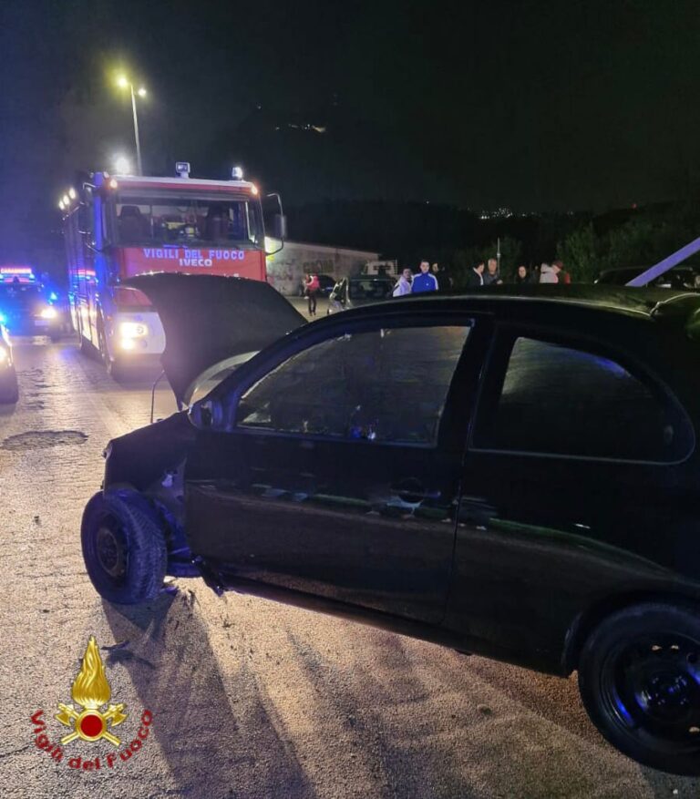 Auto contro palo dell’illuminazione: quarantenne finisce al Moscati