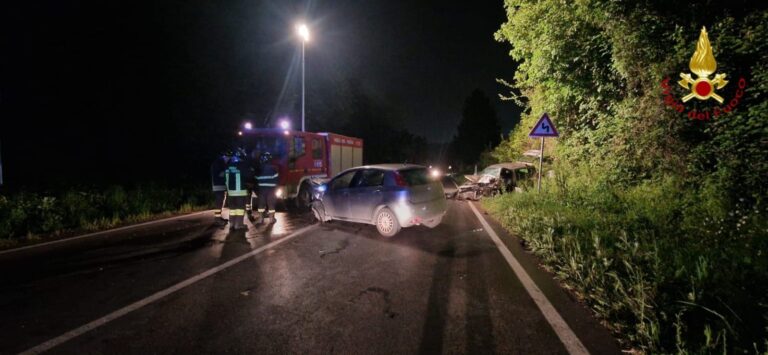 Incidente sulla Variante, giovane incastrata tra le lamiere ed estratta dai Vigili del Fuoco
