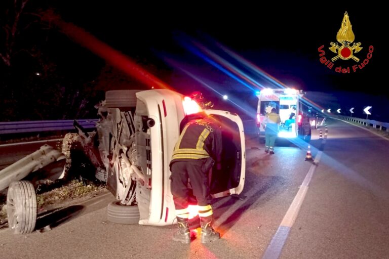 Auto si ribalta sul raccordo Avellino–Salerno