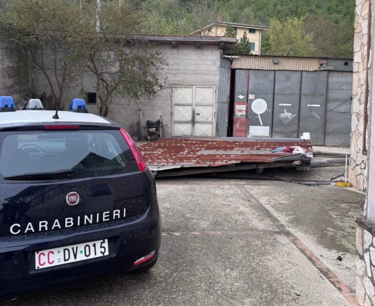 Raffiche di vento a Torrioni: 86enne travolto da lamiera finisce al Moscati