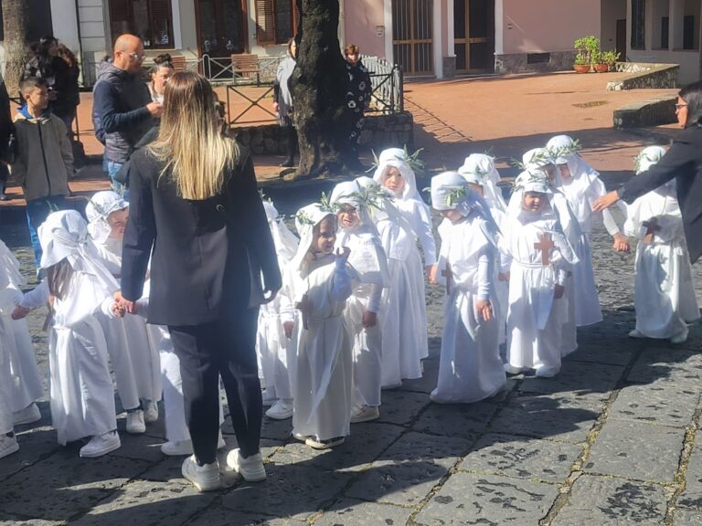 I baby biancovestiti raccolgono il testimone della tradizione a Lauro