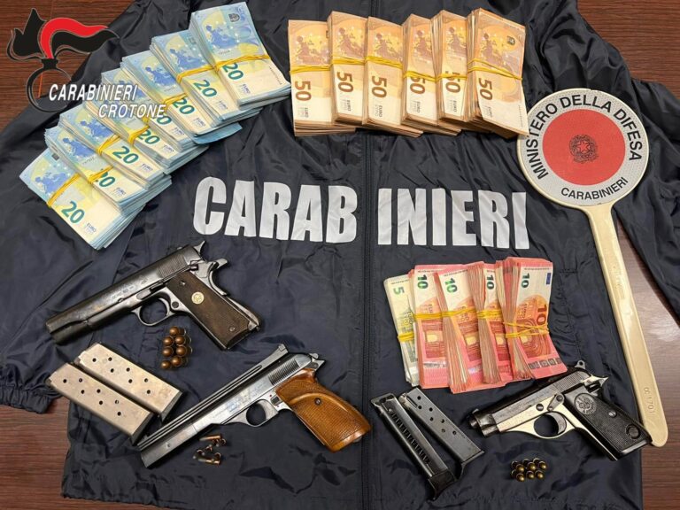 In Calabria con tre pistole e cinquantamila euro in contanti: arrestato 23enne di Pago