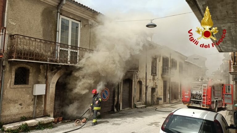 Incendio in un’abitazione a Chiusano, le immagini dei Vigili del Fuoco