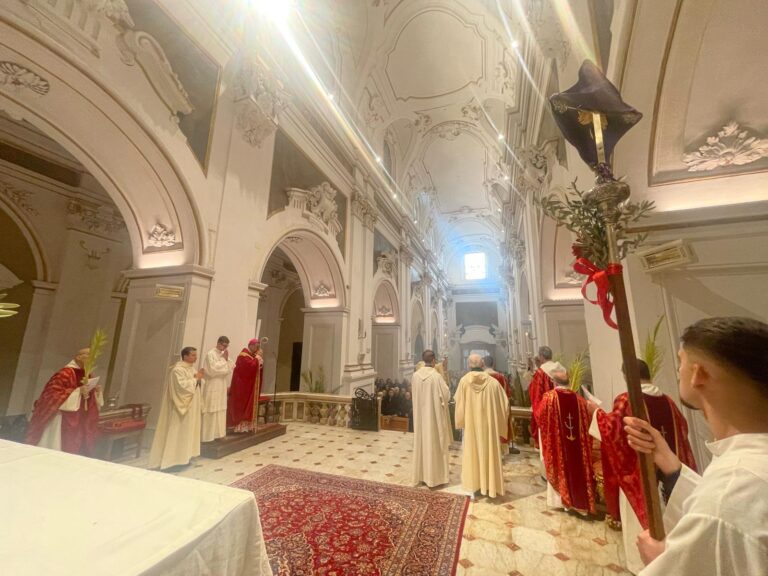 FOTO/ Domenica delle Palme a Montevergine: in tanti a piedi al Santuario