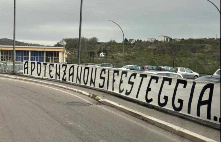 A Potenza spuntano i primi striscioni. Ma dove si giocherà sabato?