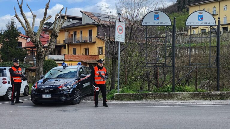 Fugge al controllo, poi schiaffi e pugni ai Carabinieri: arrestato 42enne