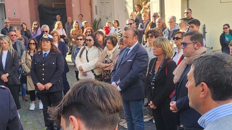 Trecento firme per chiedere ai commissari: ridate decoro alla Piazza e al Municipio