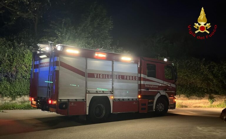 Cade tra i rovi a San Tommaso, allarme dei passanti: salvato dai Vigili del Fuoco