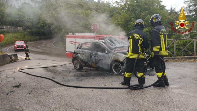 Caposele, auto in fiamme: paura per donne e bambini nel veicolo, tutti illesi