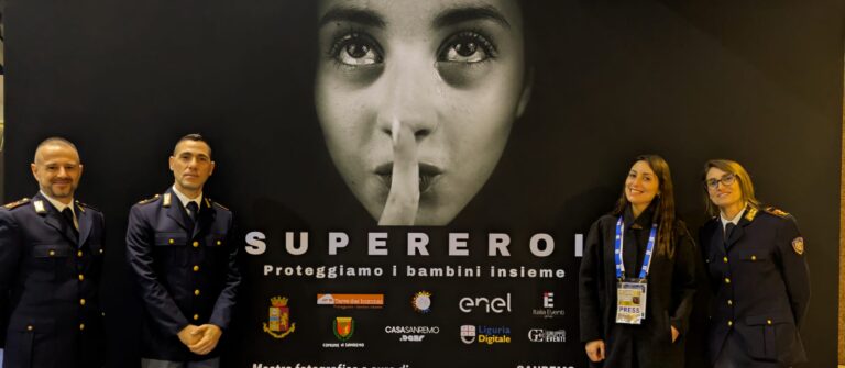 I “Supereroi” senza mantello ma con la divisa della Polizia per proteggere i bambini