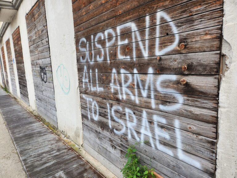 Stop alle armi ad Israele, spuntano  scritte anche nella città capoluogo