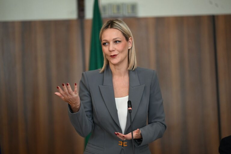 La sindaca “temporeggia” e “spiazza” tutti La maggioranza resta in silenzio in aula