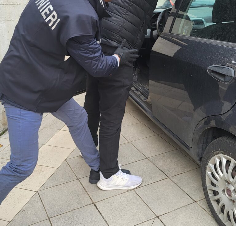 Sorpresi con dosi di cocaina e contanti: due persone arrestate dai Carabinieri