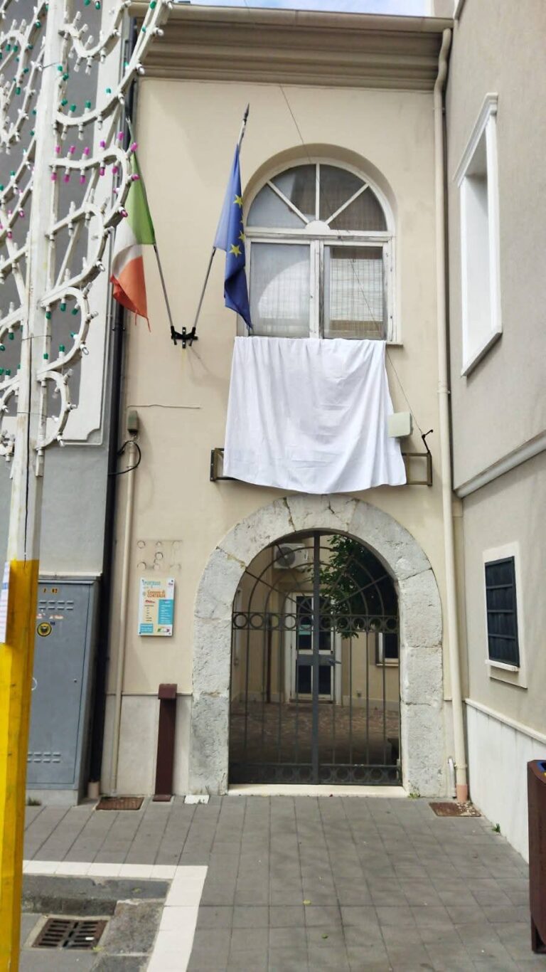 Lenzuoli bianchi a Contrada per ricordare le vittime di Gaza