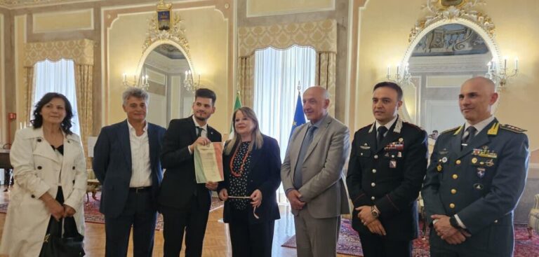 VIDEO/ Restituisce un marsupio con 600 euro: premiato dal Prefetto il giovane Luca Cecere