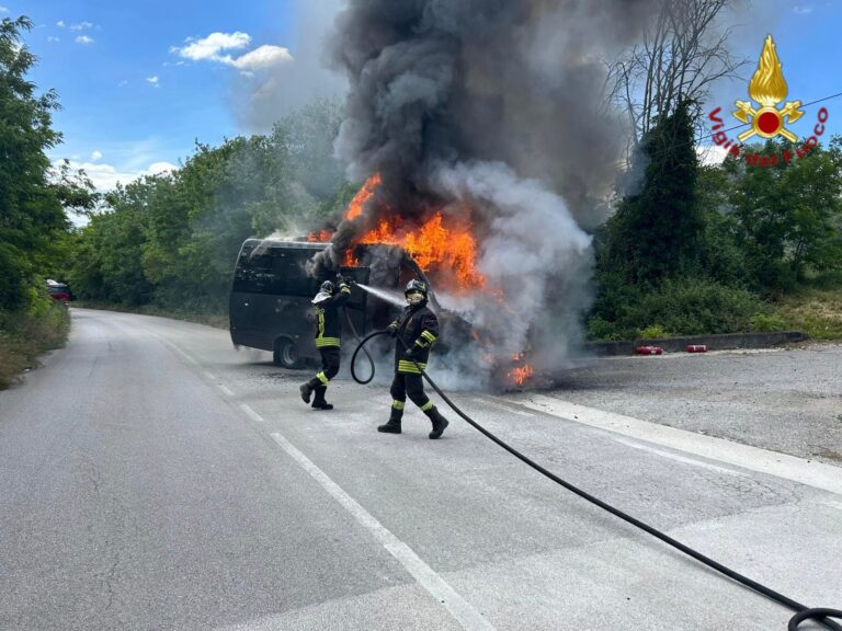 Autobus in fiamme sulla SP 283: fortunatamente non c’erano passeggeri a bordo