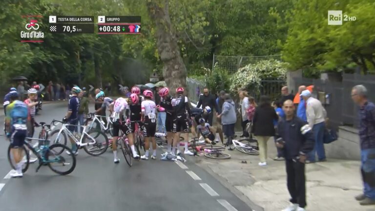 Giro d’Italia, maxi caduta nel Mandamento. Corsa sospesa diversi minuti