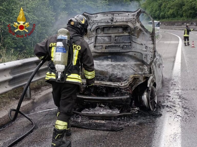 Auto in fiamme sull’A16: paura per una 53enne