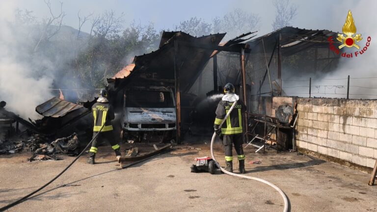 Fiamme in un deposito a Forino, due persone ustionate