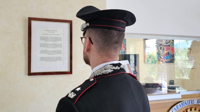 Franco Arminio dedica una prosa poetica ai Carabinieri: un omaggio esposto nella Caserma “Nicola Litto”