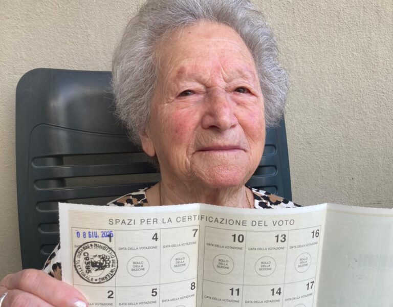 A Grottolella, Maria vota a 102 anni: “La democrazia si pratica a ogni età”