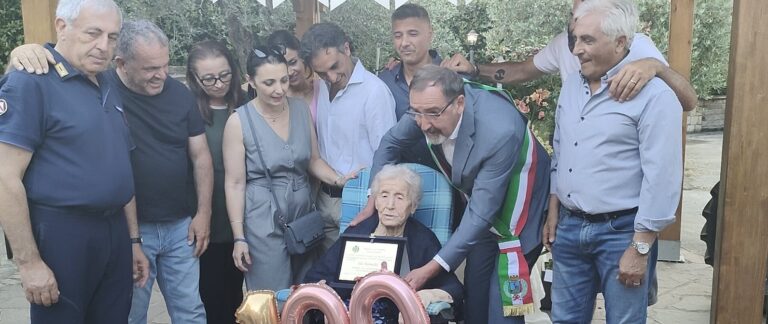 FOTO/ Capriglia festeggia i 100 anni di Ida Spiniello, madre del sindaco