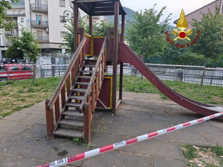 Bimbo resta incastrato nello scivolo: liberato  da due Vigili del Fuoco