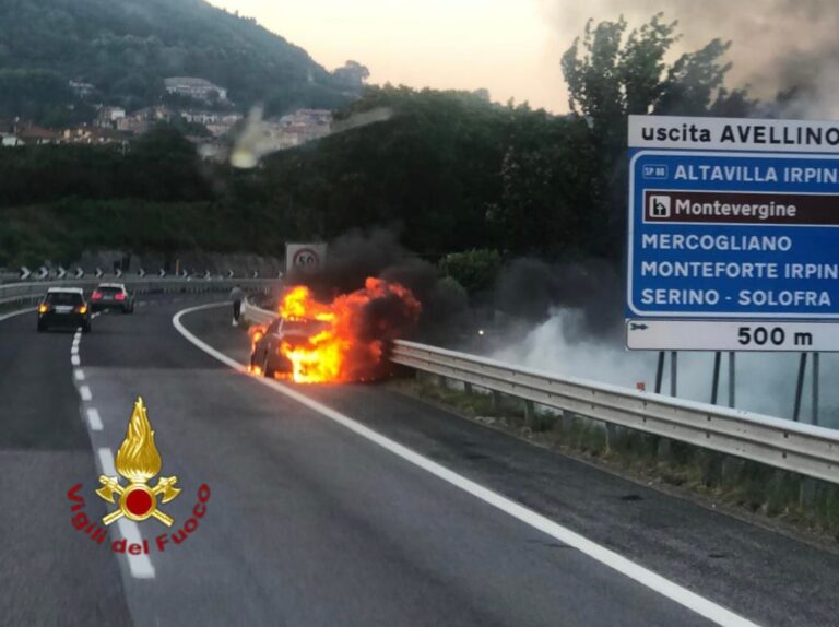 A16, auto in fiamme poco distante dal casello di Avellino Ovest