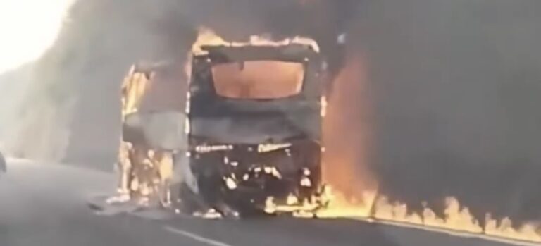 Bus in fiamme sull’A16, Borrelli: verifiche su tutto il parco mezzi