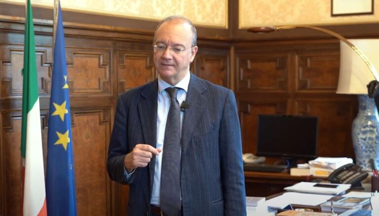 La circolare del Ministro Valditara: stop ai cellulari in classe anche alle superiori