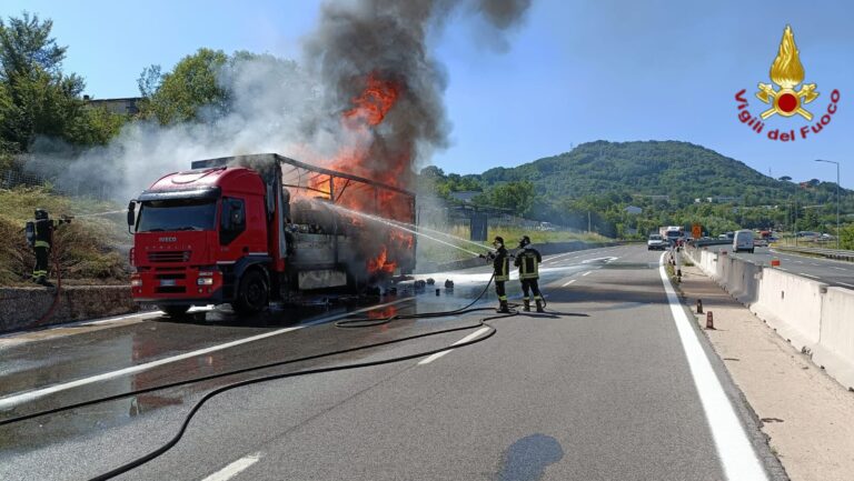 Brucia autocarro carico di plastica sull’A16: intervento dei Vigili del Fuoco e traffico in tilt