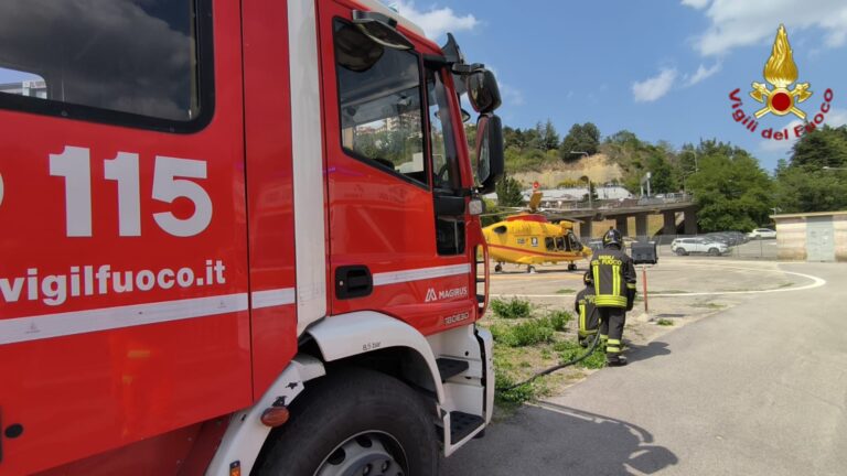 Cade in bici, grave ciclista: interviene l’elisoccorso del 118