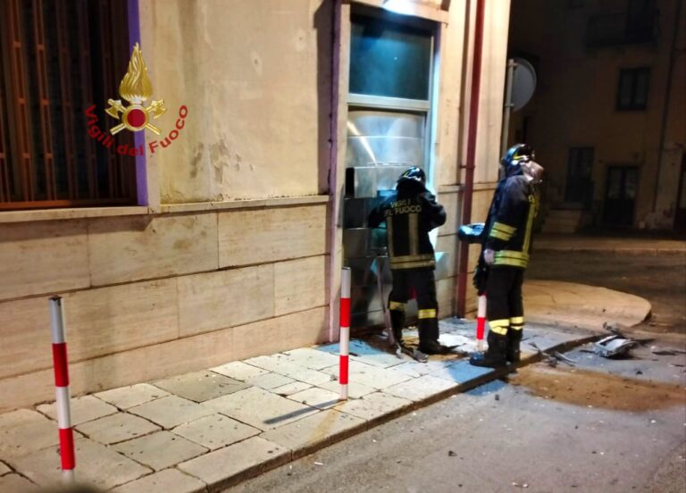 Esplosione nella notte al Postamat di Bisaccia: l’intervento dei caschi rossi