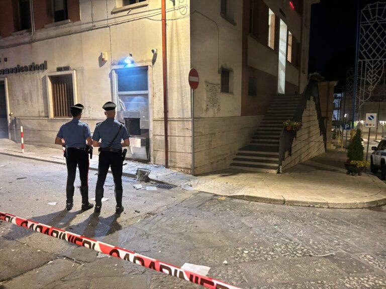 Tre assalti ai bancomat in meno di un mese: sui raid  indagano due Procure