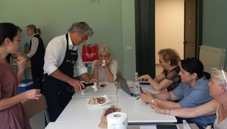 Da ragioniere a cuoco solidale: volontario della mensa dei poveri si diploma 41 anni dopo il primo titolo