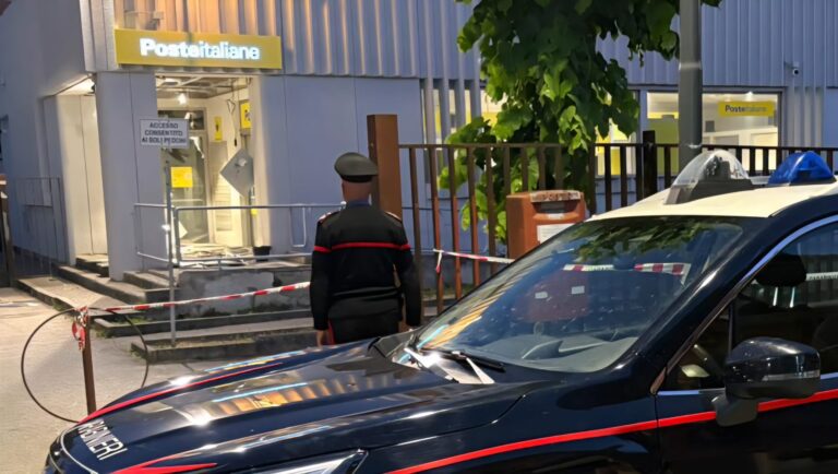 Grottaminarda, esplosione al bancomat dell’ufficio postale: indagano i Carabinieri