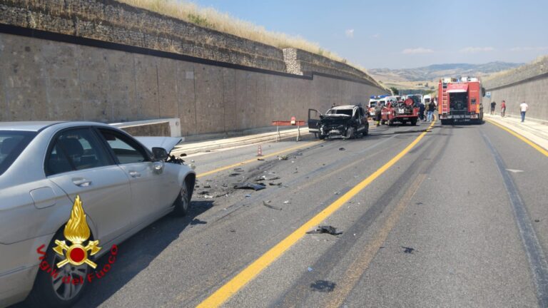 Il tragico incidente a Grottaminarda: muore una donna, auto in fiamme dopo lo scontro