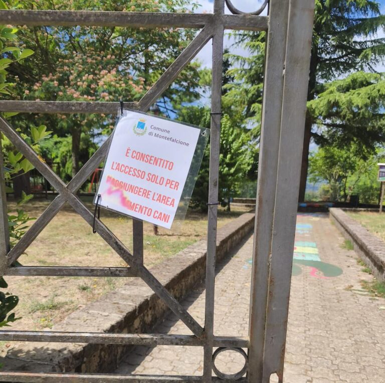 Montefalcione, cartelli divelti nella villa comunale