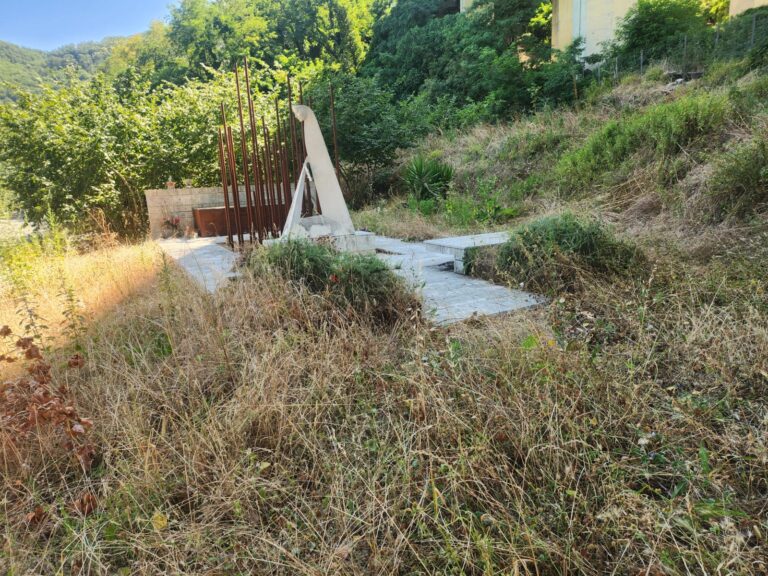 Basta poco…restituire decoro al monumento delle vittime della strage del bus